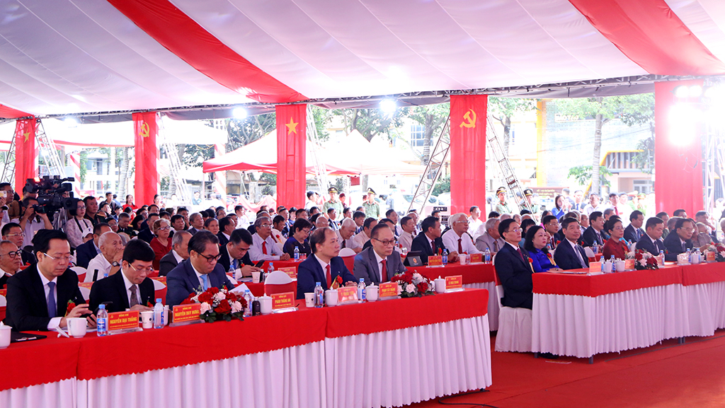 Các đại biểu tham dự buổi lễ.